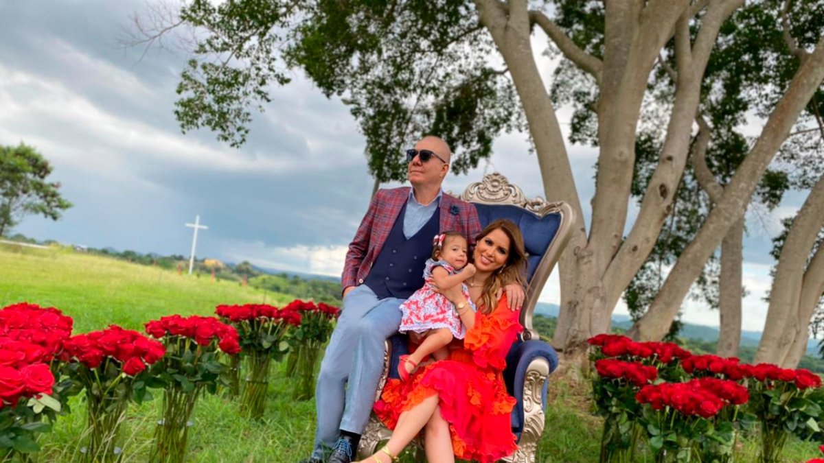 La pareja con Vitoria en la hacienda que lleva el nombre de la niña.