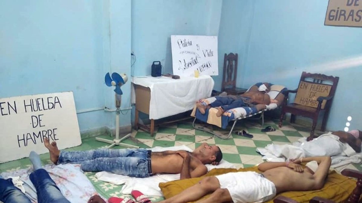 Fotografía cedida, el 1 de abril de 2021, por el Partido del Pueblo (PDP) donde aparecen varios cubanos acostados sobre colchones y sábanas durante una huelga de hambre.