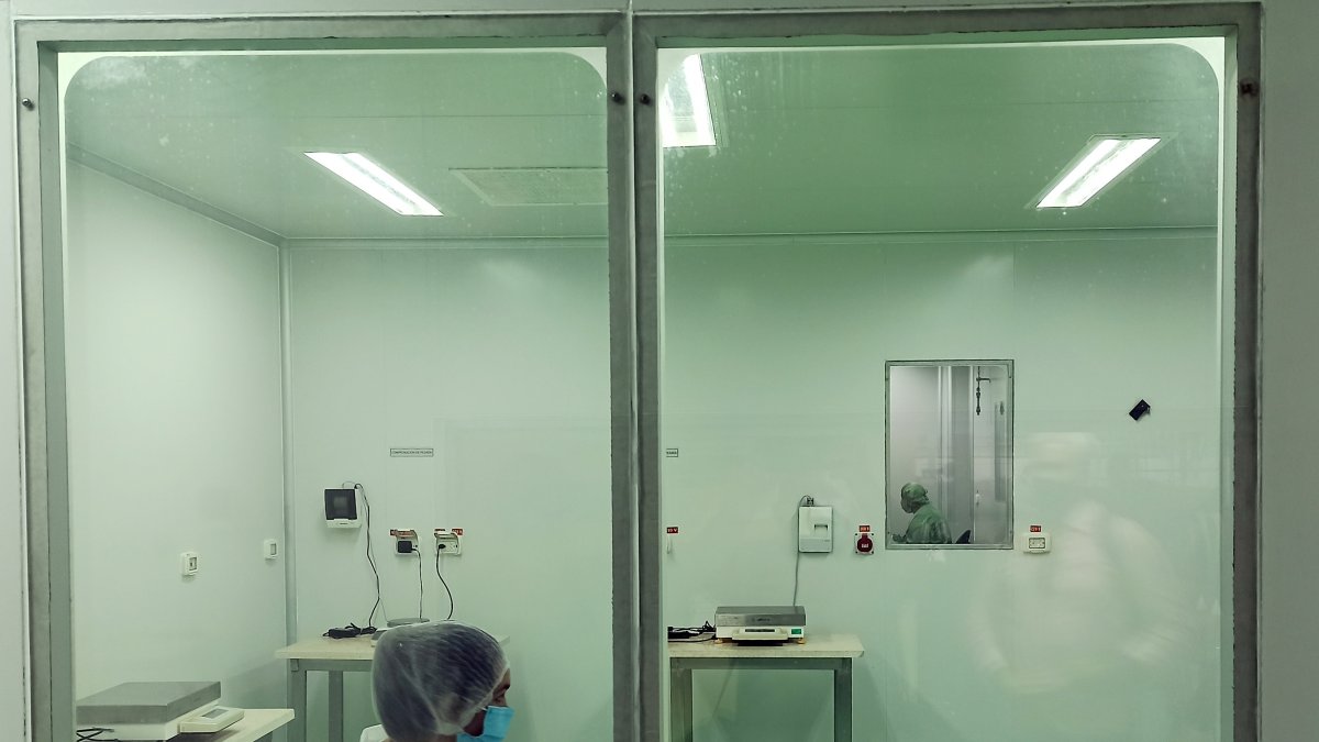 Trabajadores de laboratorio de alto riesgo procesan las vacunas cubanas contra la Covid-19 en La Habana (Cuba).