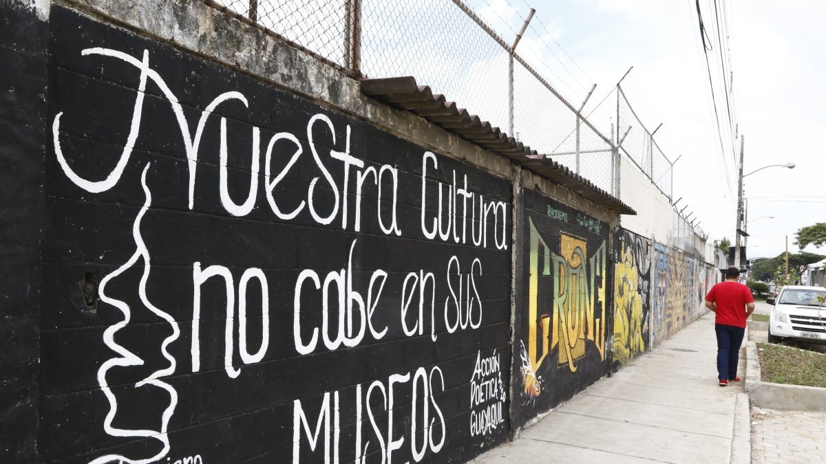 Arte. En una extensa pared de la ciudadela Sauces 8 están plasmados varios murales de diferentes artistas locales.