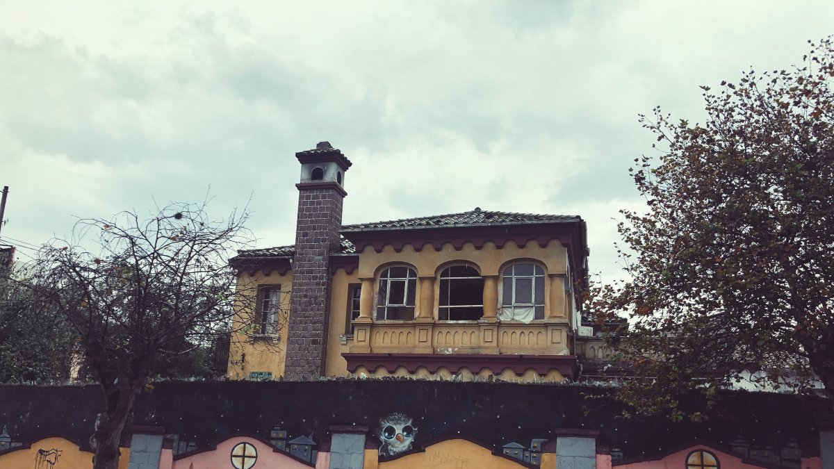 Esta casa patrimonial abandonada de la localidad fue ocupada por gente en situación de calle. La administración zonal de La Mariscal realiza operativos interinstitucionales para evitar su mal uso.