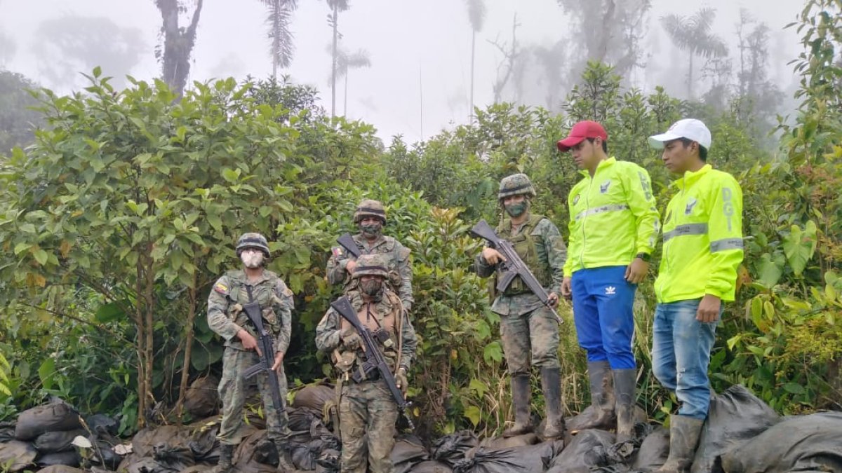 Material. Sacos de roca mineralizada fueron hallados por los militares.