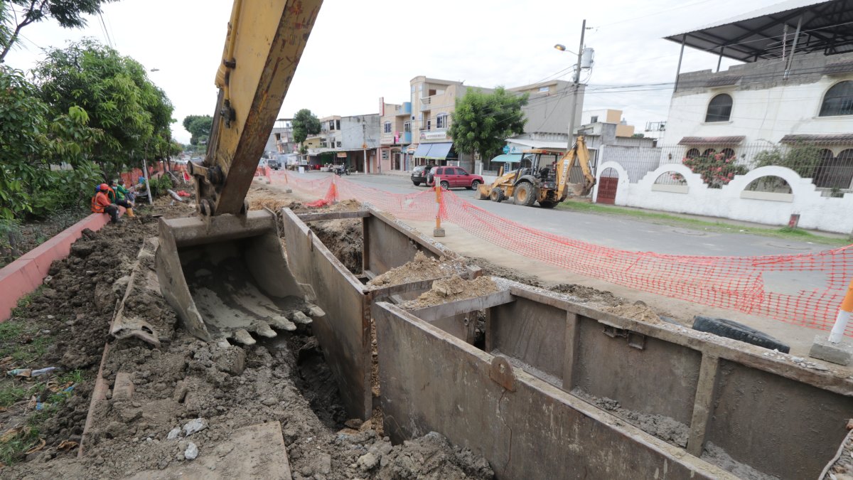 El canal. Personal se encuentra todavía trabajando en el lugar. Se prevé que la obra culmine dentro de un mes aproximadamente.