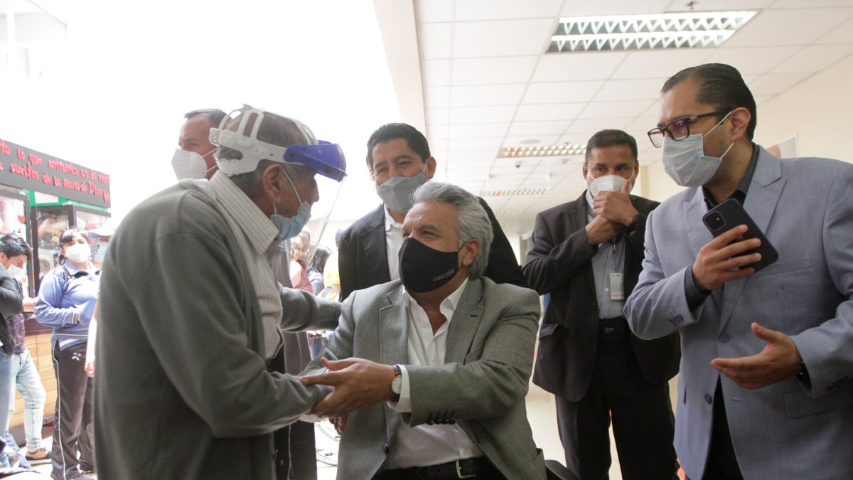 Orden. El pasado 25 de marzo el presidente visitó uno de los puntos de vacunación en la capital junto al ahora exministro de Salud, Mauro Falconí.