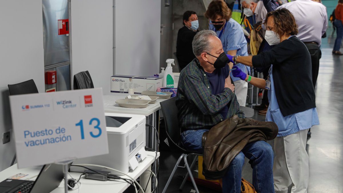 Una persona recibe una dosis de la vacuna contra la covid-19 de AstraZeneca, en Madrid.