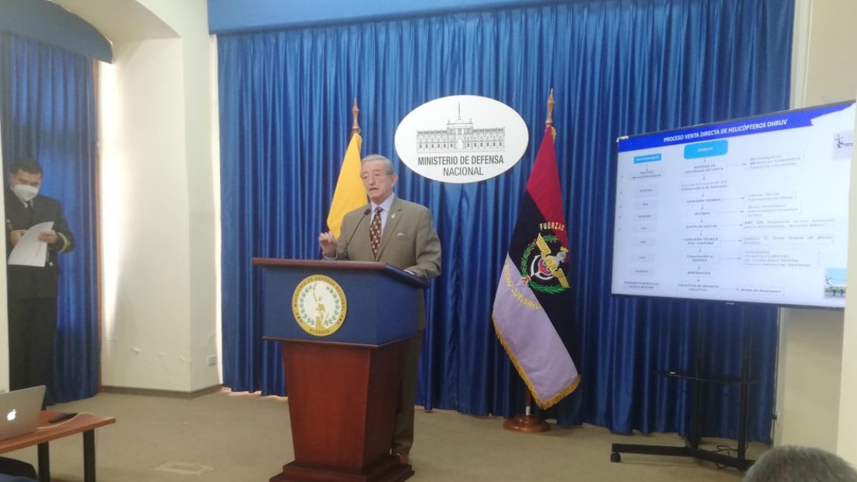 Venta. El ministro de Defensa Oswaldo Jarrín anunció el miércoles la venta directa de tres helicópteros Dhruv.