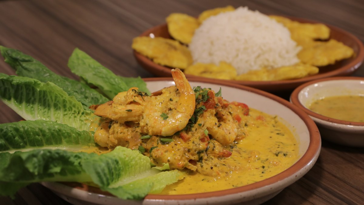 Encocado de camarones, receta elaborada por el restaurante Guayé