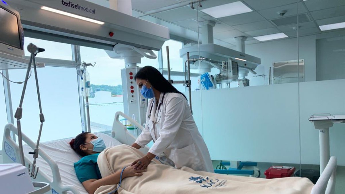 Personal de Solca atiende a un paciente hospitalizada.