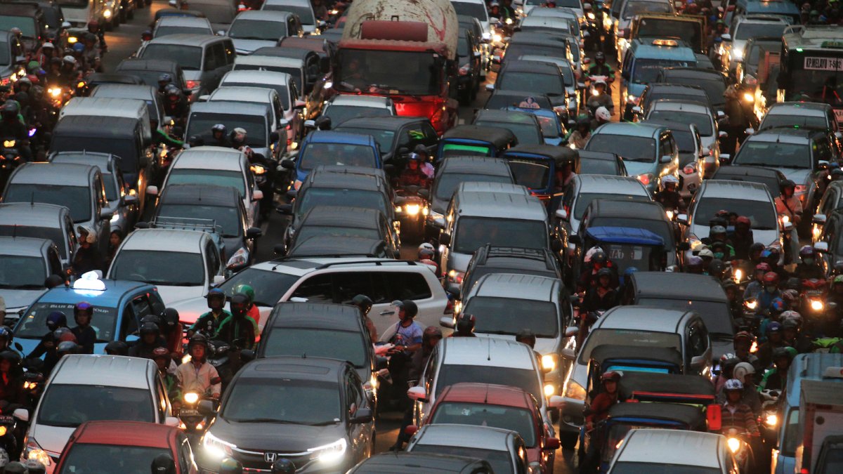 Con el fin de reducir contagios, y facilitar la movilidad, el Hoy no circula rige de 05:00 a 22:00