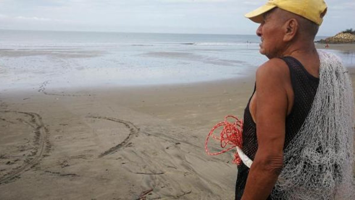 Francisco Yagual a sus 102 años de edad es feliz con ver el mar y ponerse su red al hombro.