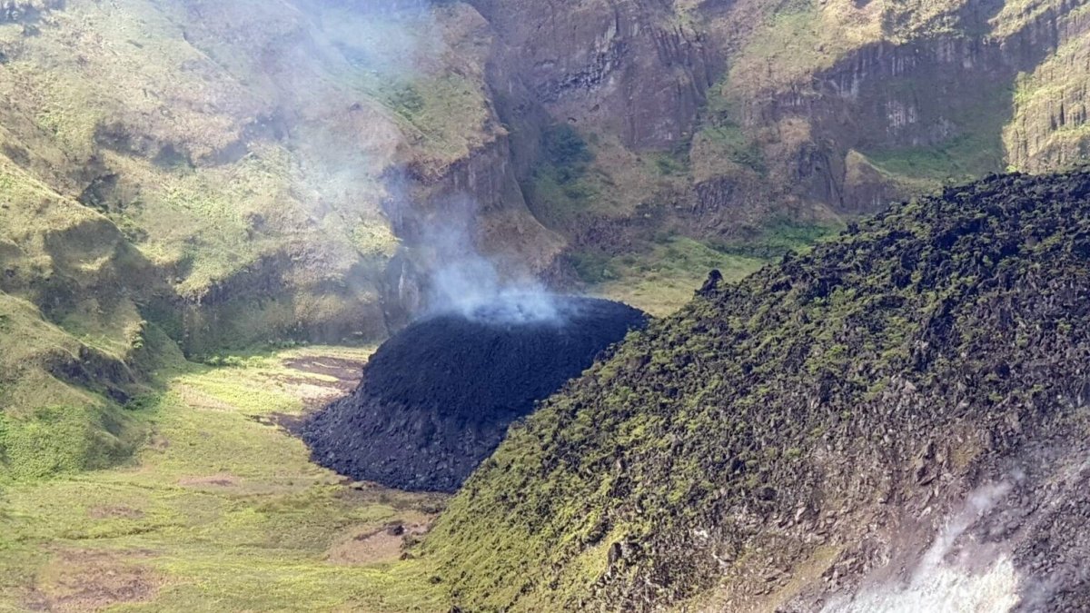 San Vicente y Granadinas evacúa a miles de personas por erupción de un volcán.