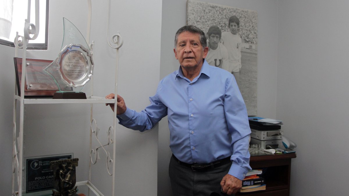 Polo Carrera tiene un rincón en su casa con algunos recuerdos de su paso por el cuadro albo