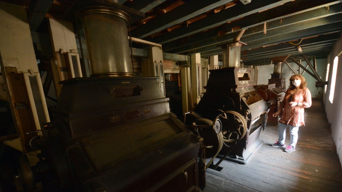 La maquinaria traída al país en el siglo XIX para el procesamiento del trigo aun se encuentra dentro del edificio del molino.