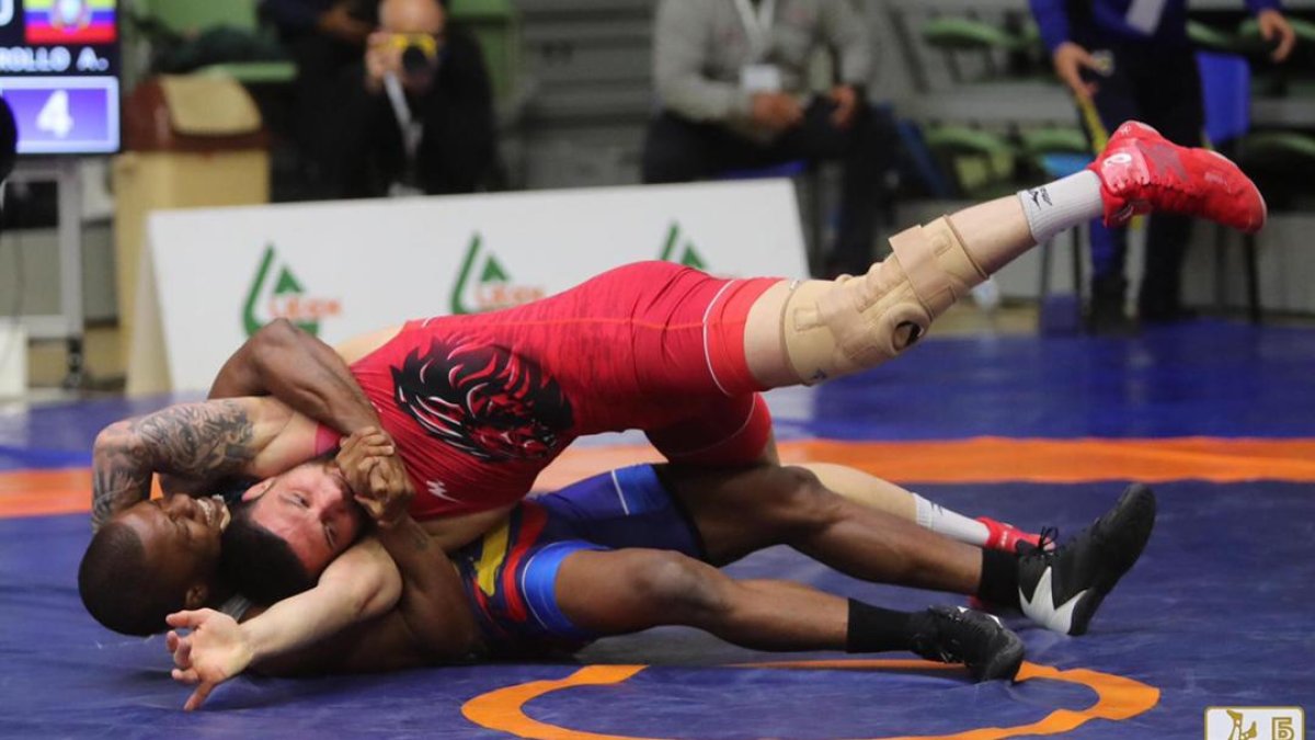 Andrés Montaño (abajo) aplicando una llave en la final de Bulgaria.