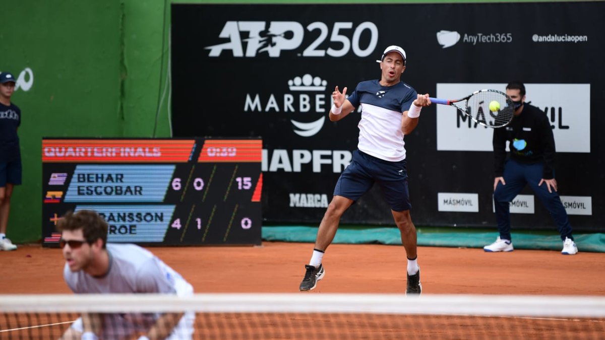 Escobar (atrás) y Behar esperan este domingo al bosnio Tomislav Brki y el croata Nikola Nikola Cacic.