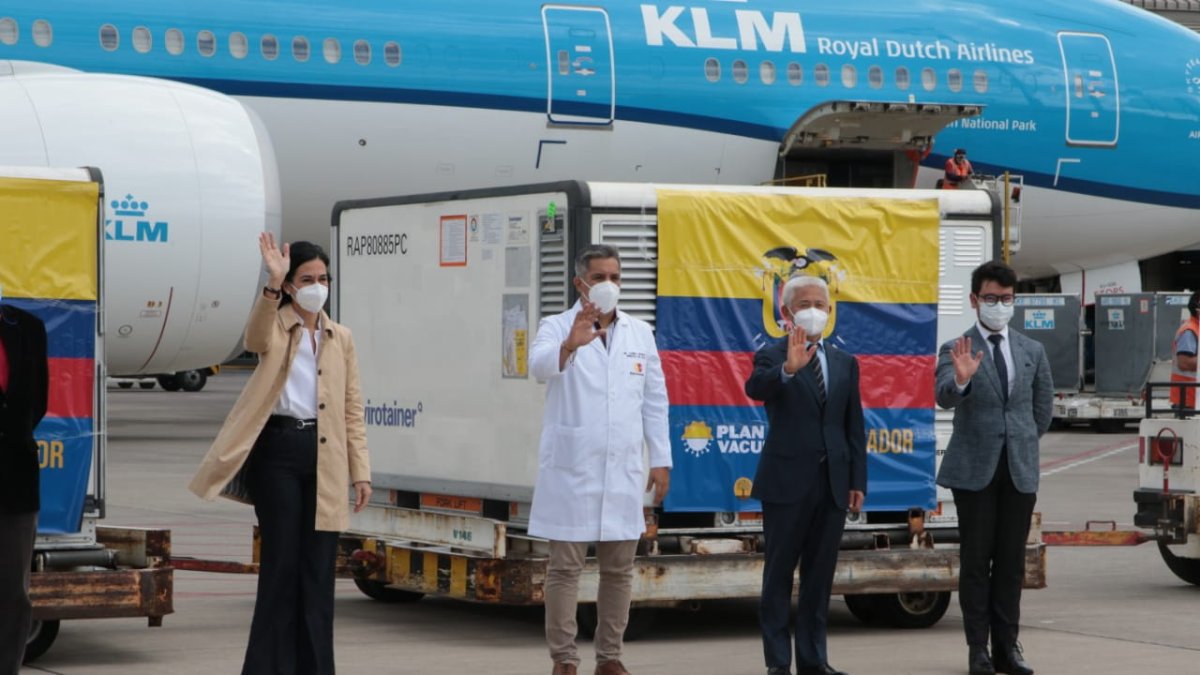 Llegada de vacunas china Sinovac a Ecuador, por el aeropuerto de Quito.