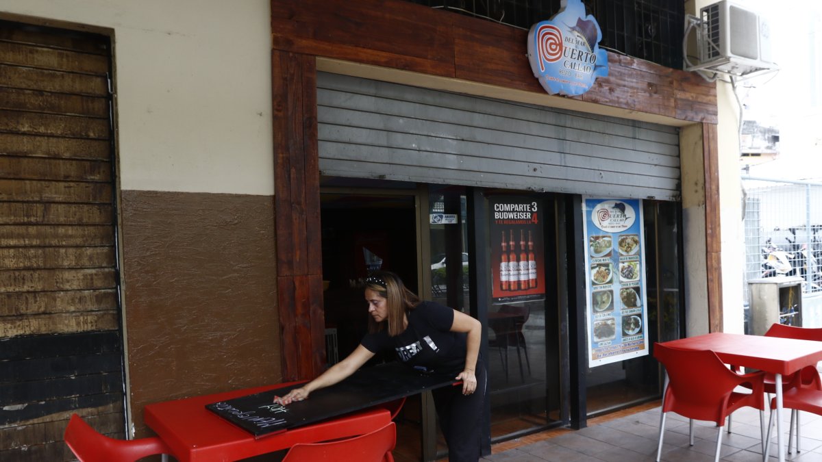 Efectos. Puerto Callao y Praga ahora venden almuerzos. En ambos locales solo trabajan dos personas. Sus propietarios ahora hacen de todo para mantener de pie los negocios.