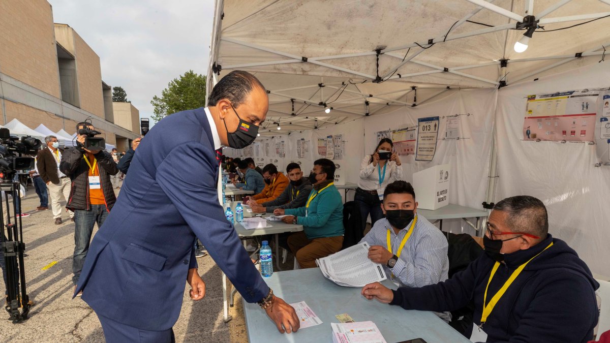 El cónsul de Ecuador en la Región de Murcia Miguel Ángel Macías se registra en la mesa electoral momentos antes de votar, este domingo en el recinto de la Fica en Murcia.