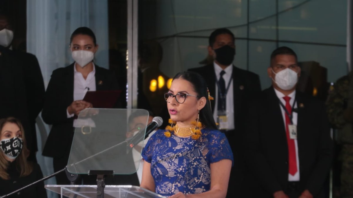 Atamaint, presidenta del CNE, inauguró la jornada electoral con un discurso cargado de emotividad.