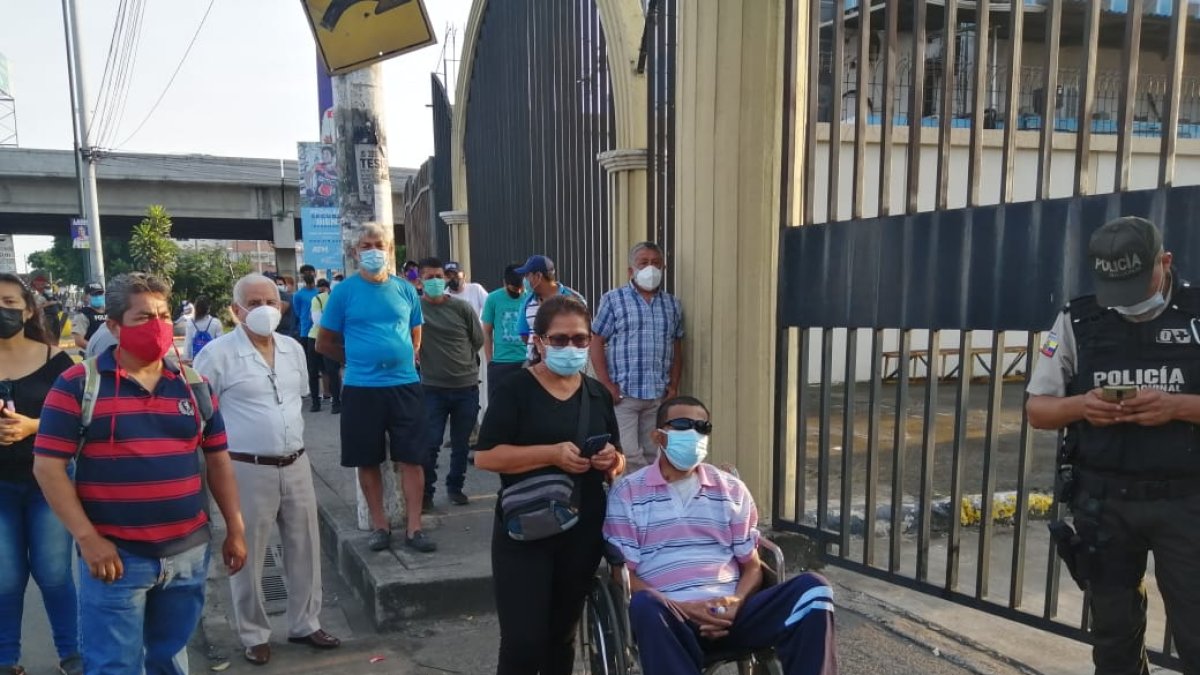 En este recinto electoral no se observó el distanciamiento que exigen las medidas de bioseguridad, para evitar el contagio de coronavirus.