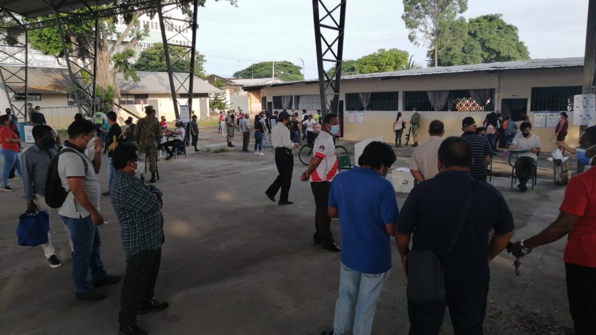 A lo largo de la arteria se ubican distintos colegios y escuelas por lo que agentes de la Agencia de Tránsito y Movilidad (ATM), cerraron algunos tramos.