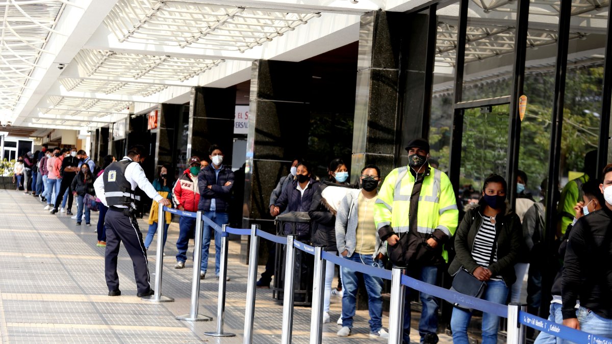 Imagen de archivos sobre filas en el Registro Vil de Quito, antes de las elecciones de la primera vuelta.
