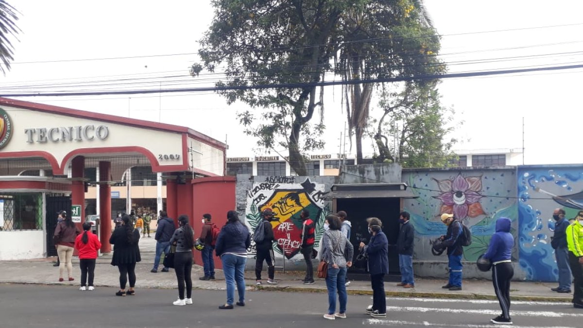 A esta hora se divide la larga fila que se ha formado en los exteriores del colegio Central Técnico en mujeres y hombres. El ingreso está ágil y ordenado.