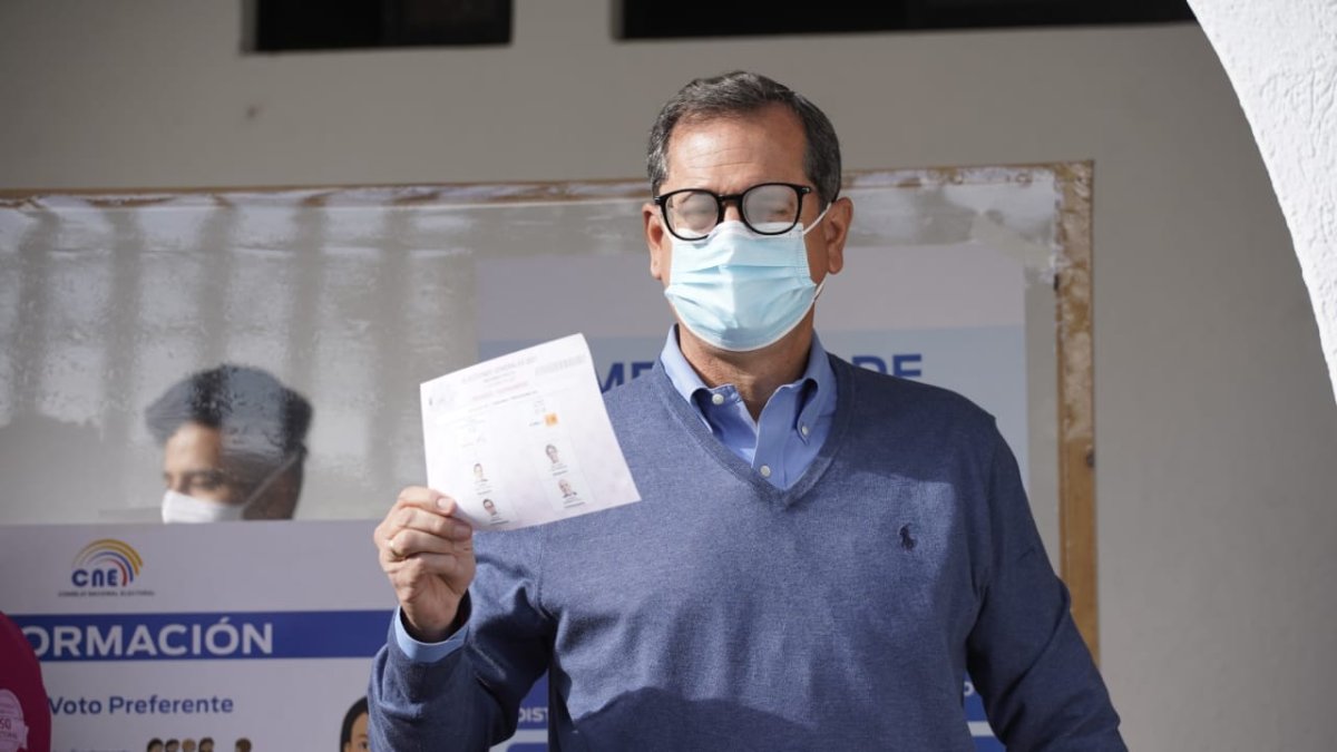 Carlos Rabascall ejerció su derecho al voto en la ciudad de Quito.