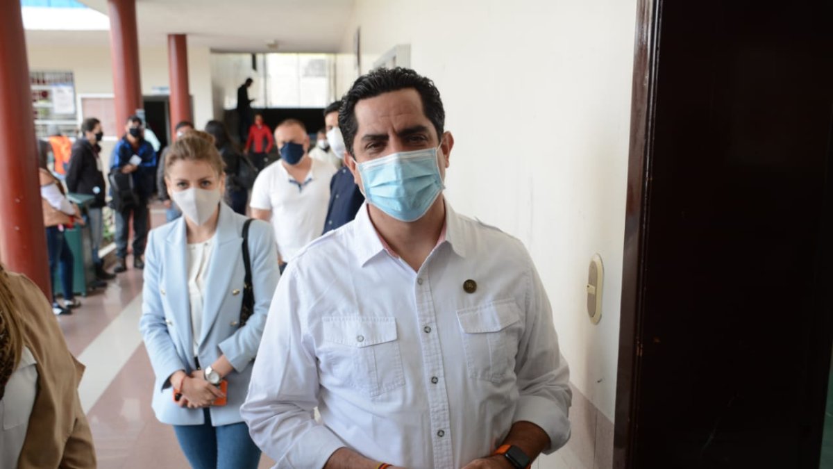 Xavier Hervas votó acompañado de su esposa en la ciudad de Quito.