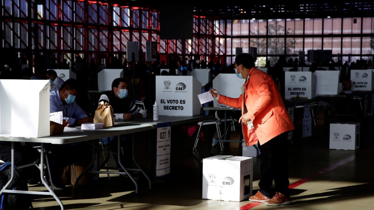 Miles de personas acuden a votar hoy, 11 de abril de 2021, en el Pabellón de Cristal de la Casa de Campo (Madrid).