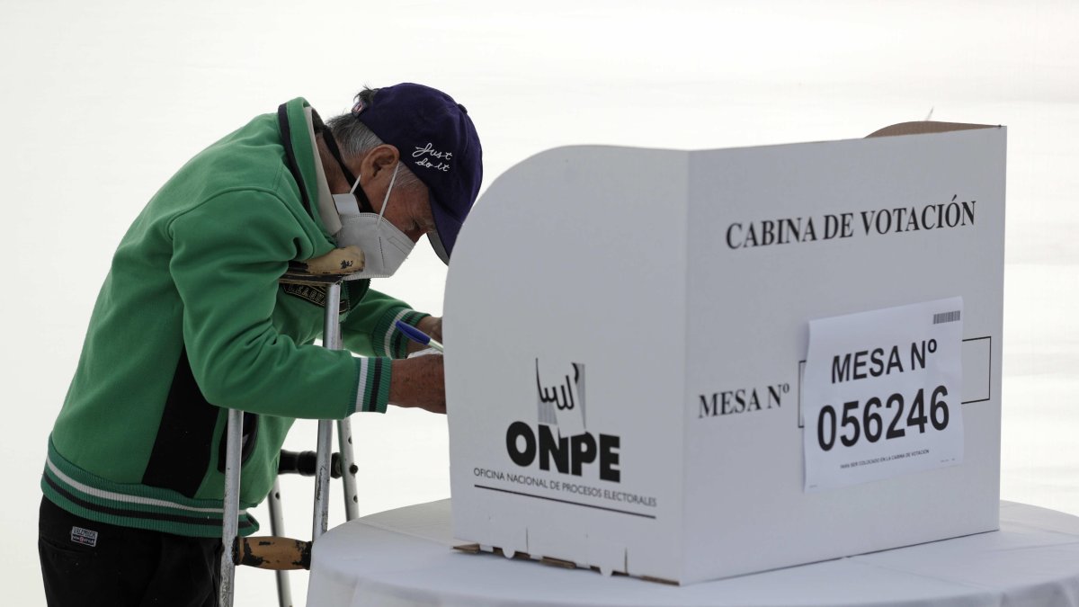 Un hombre vota hoy en un colegio electoral en Lima (Perú).