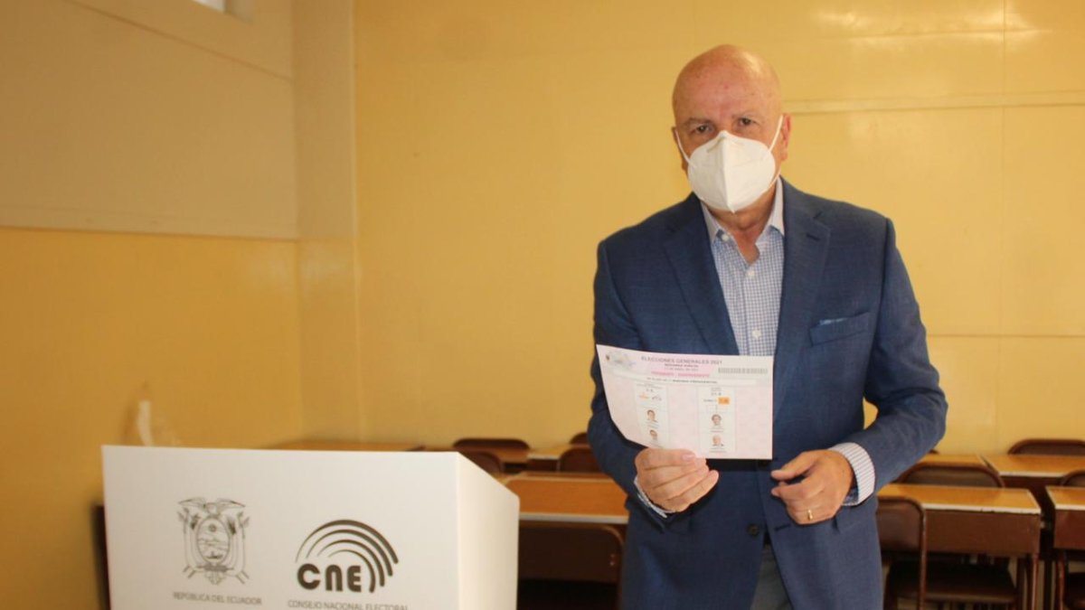 Alfredo Borrero ejerció su derecho al voto en la ciudad de Cuenca.