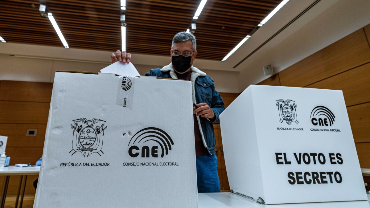En la capital italiana cerca de 8.000 electores pudieron hoy depositar su voto en las urnas instaladas en el recinto Casa La Salle, en medio de medidas de seguridad contra el virus como la toma de temperatura o la rigurosa distancia.