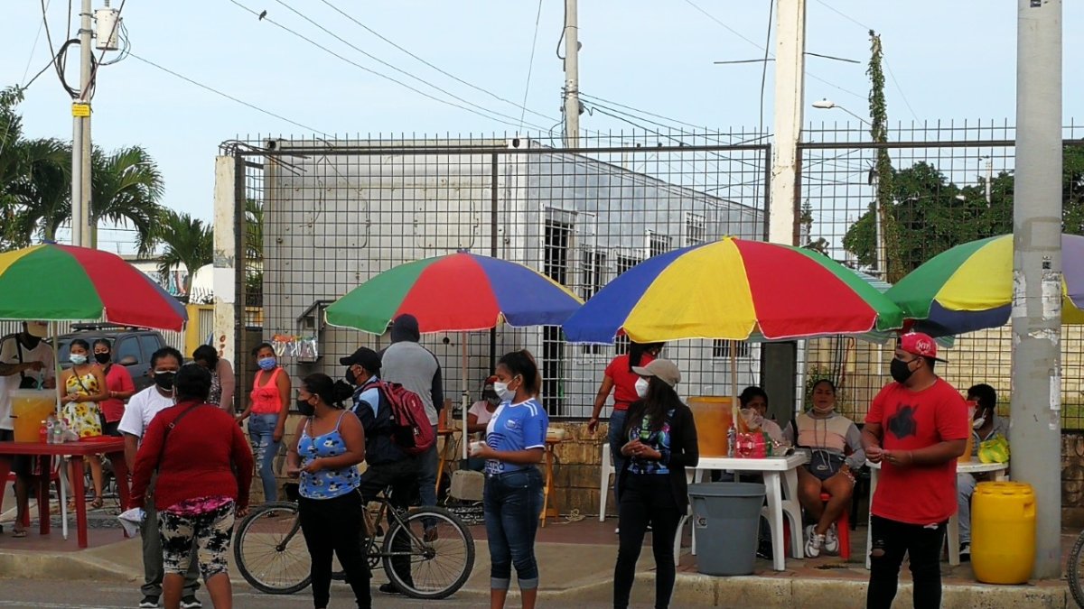 No faltan las ventas ambulantes en Playas. que pueden ser foco de contagios.
