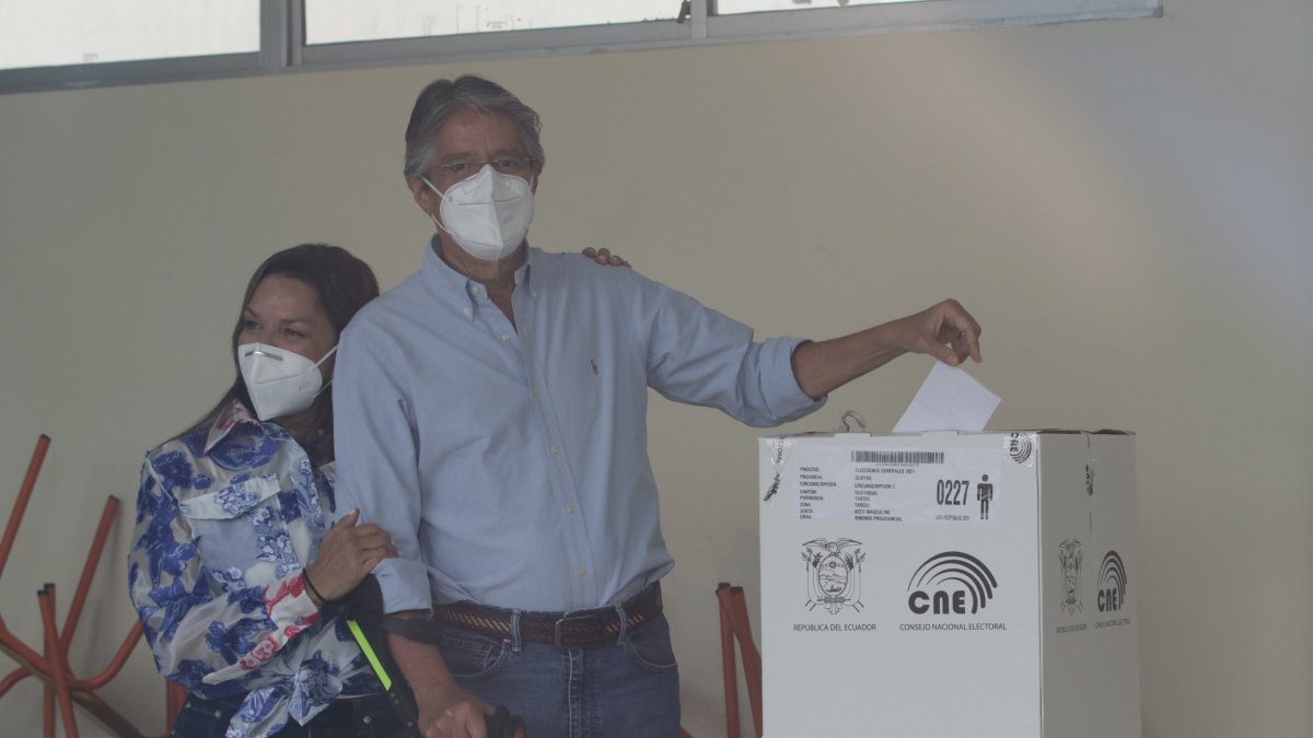 Guillermo Lasso votó en Guayaquil, acompañado de su esposa María Lourdes.