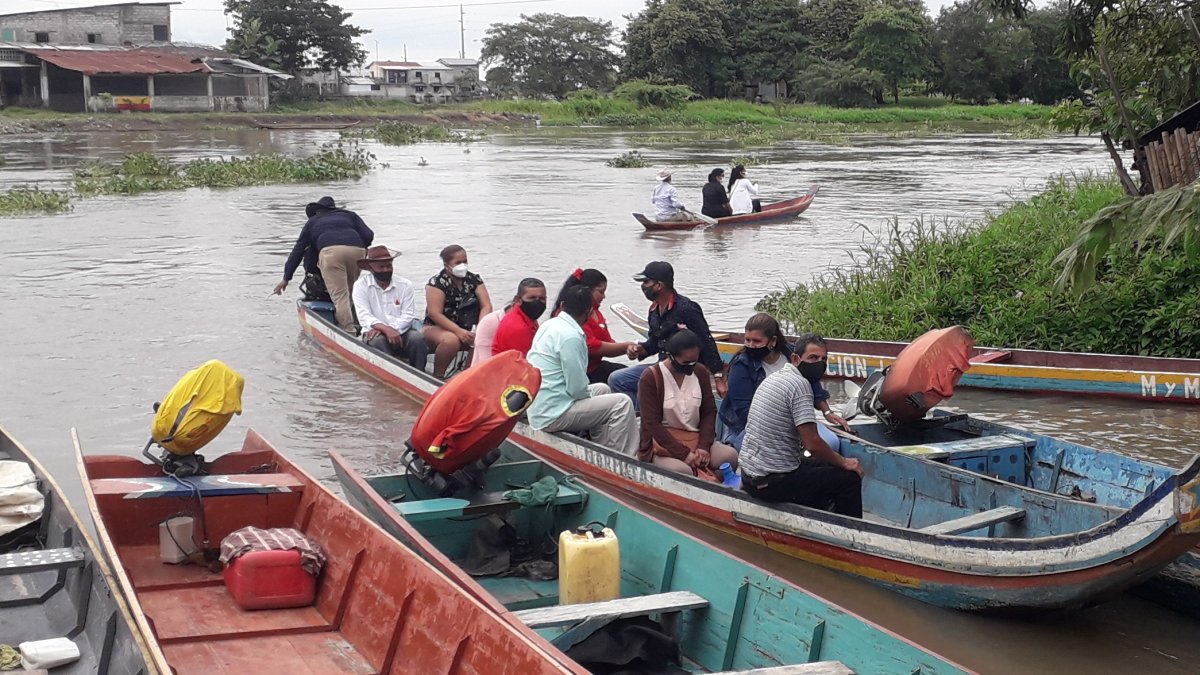 Desde muy temprano, familias enteras usaron este medio de transporte para salir a sus recintos.