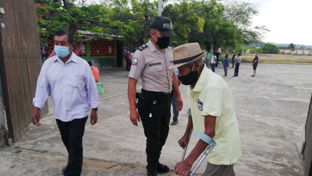 Momento en el que Isidoro Alfonso Muñoz fue a sufragar a los recintos de Manabí.