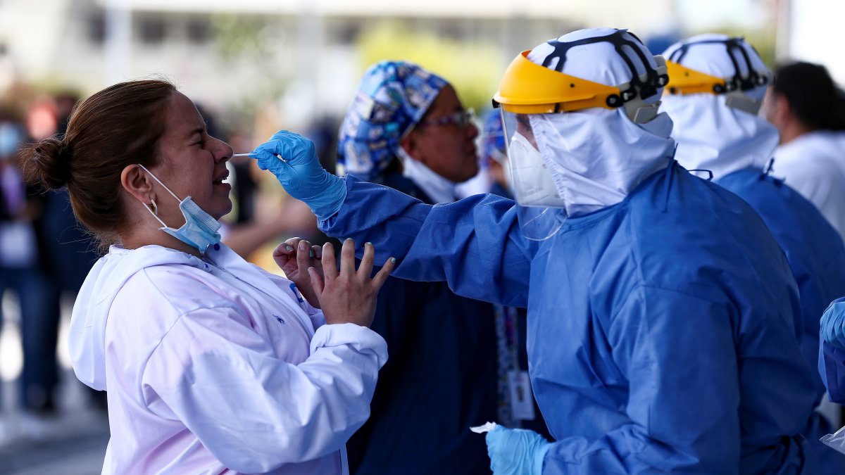Sobre la situación del contagio en las provincias, en el informe oficial se detalla que la andina de Pichincha, cuya capital es Quito, es la más afectada con 120.325 casos acumulados, 425 más que el sábado.