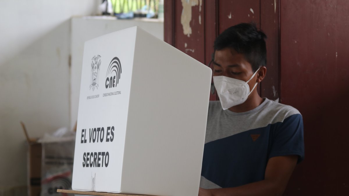 Miembros de la comunidad indígena de Ecuador, un 7% de la población, ejercen hoy su derecho al voto en el cantón Joya de los Sachas, en la Amazonía (Ecuador).