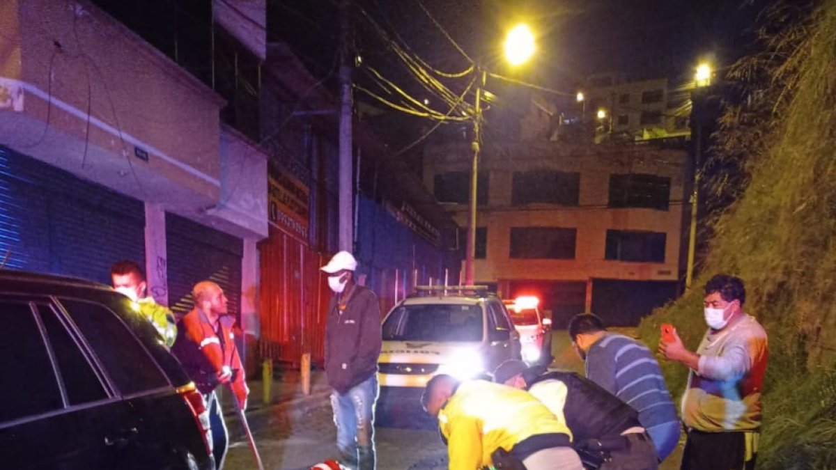 Acción. Tres ciudadanos venezolanos en dos motocicletas habrían intentado robar a un policía en el sur de Quito.