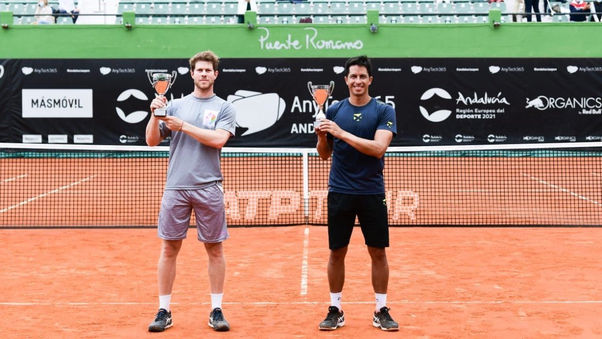Ariel Behar (i) y Gonzalo Escobar tras la premiación del ATp 250 de Marbella.