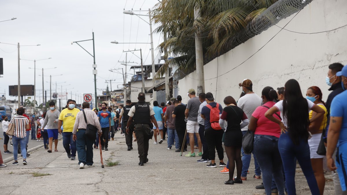 Una larga fila al exterior del colegio José María Egas, ubicado en la avenida 25 de Julio, a las 08:00.