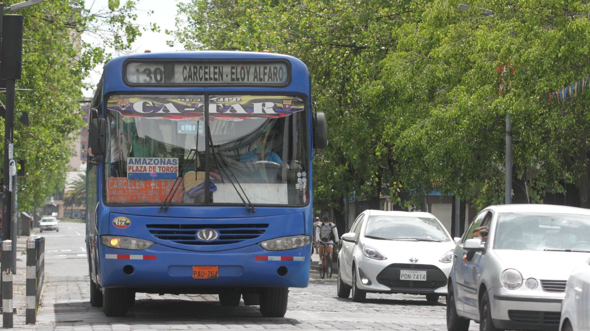 os buses contarán con adhesivos especiales para distinguir el aumento de la tarifa.