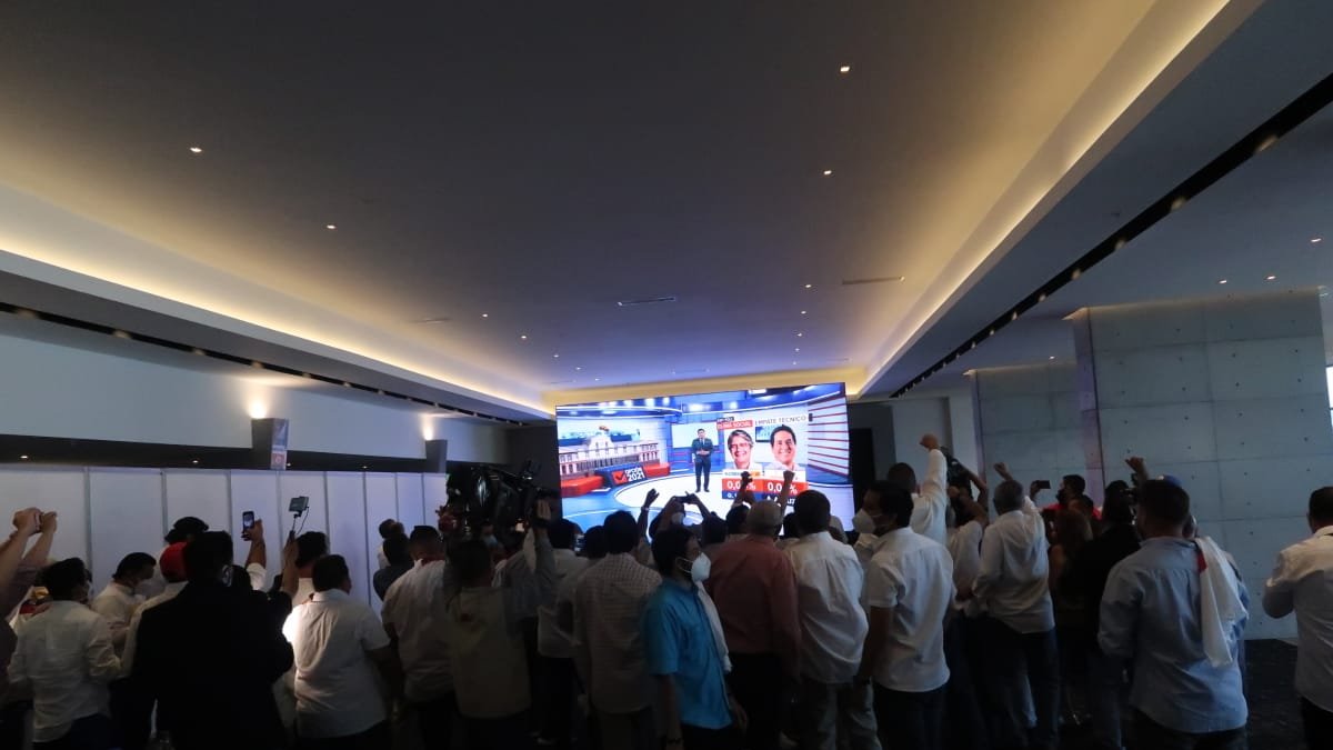 Militantes de CREO celebran, desde el Centro de Convenciones las cifras de CEDATO.