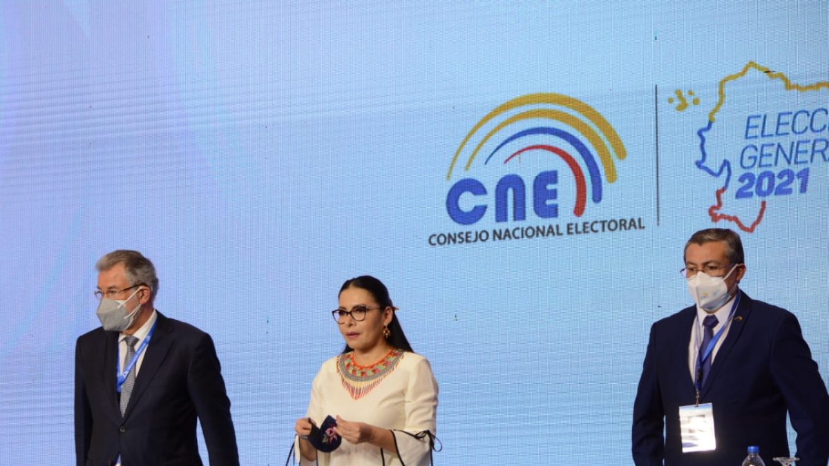 Diana Atamaint, presidenta del CNE, en la primera rueda de prensa tras el cierre de las mesas electorales.
