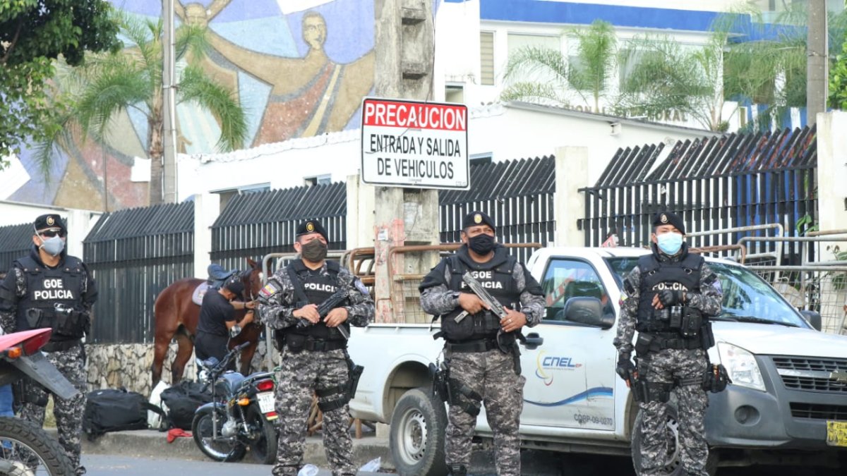 Este es el ambiente en los exteriores del Consejo Nacional Electoral a las 18:30.
