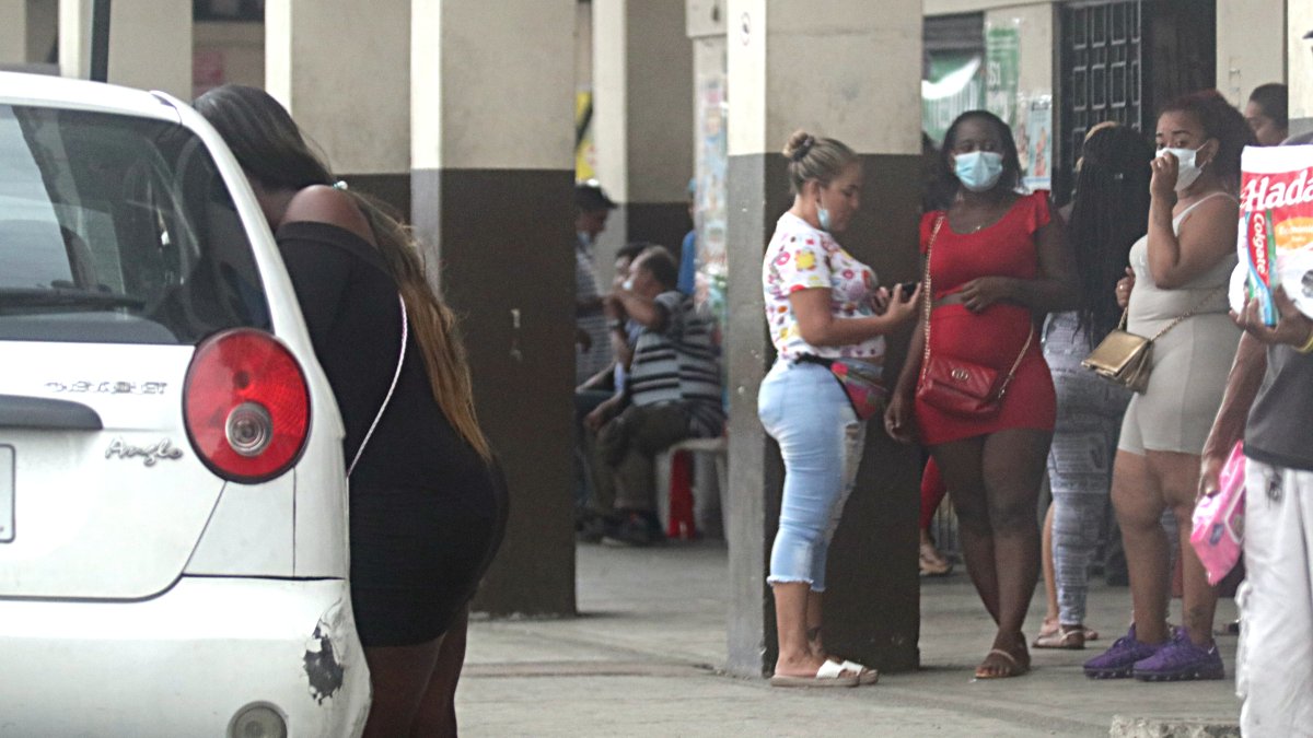 Centro. En el centro de la ciudad las trabajadoras sexuales se agrupan como que están conversando y allí esperan que un cliente las seleccione, como se ve a una haciendo negocio.