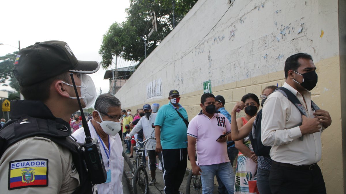 En recintos electorales, la policía estuvo además pendiente de las boletas de detención que estaban pendientes a escala nacional.