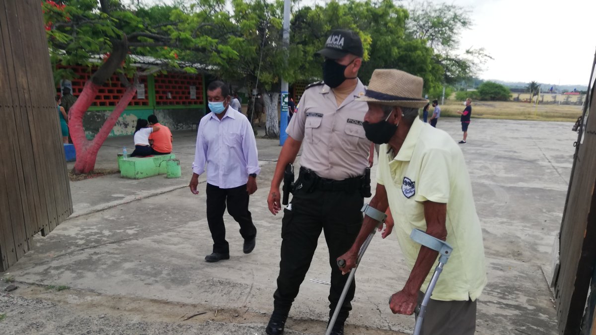 Manabí. Momento en el que Isidoro Alfonso Muñoz, de 97 años, fue a sufragar.