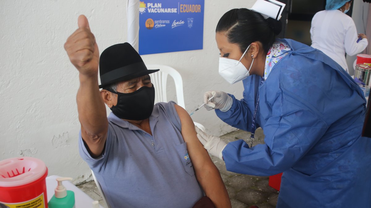 Organización. La jornada de vacunación de la capital estuvo marcada por la desorganización durante la semana pasada, tras ello salió otro ministro.